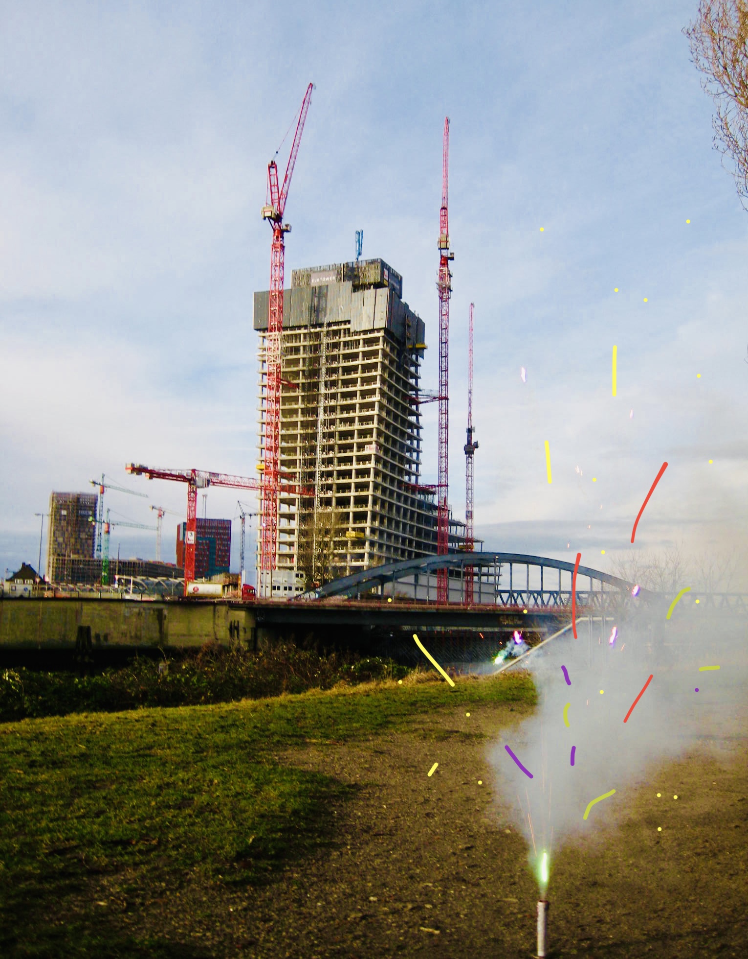 Foto stillgelegte Elbtower-Baustelle in Hamburg, davor ein Mini-Feuerwerk Fotografin: Maren Cornils