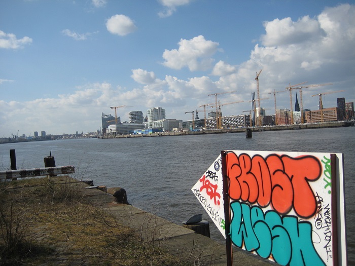 Foto Rundgang Hamburg: Grafitti-Schild von Frost 187 Straenbande, am Kleinen Grasbrook mit Elbblick. Fotografin: Maren Cornils
